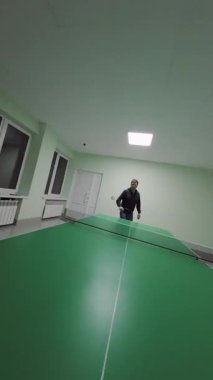 Gri gözlü, parlak sarı gözlü, yumuşak kürklü, rahat bir yüzeye uzanmış, meraklı ve özenli bakışları olan gri bir kedinin yakın çekimi.  
