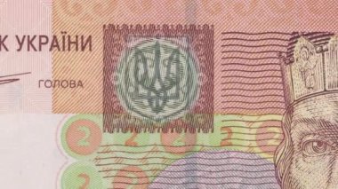 Ukrayna 'nın üç çatallı mızrak ambleminden iki Hryvnia banknot görünümüne kadar ayrıntılı zumlama, Bilge Yaroslav portresi, ulusal semboller sergilenmesi ve koruyucu unsurlarla karışık tasarım