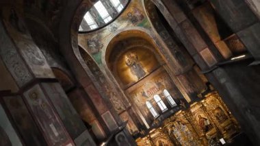 Kyiv 'deki Aziz Sophia Katedrali' nin içinde 10. yüzyıl Virgin Orans freski sergilenmektedir. Bu Bizans tarzı Ortodoks kilisesi tarihi bir simgedir.