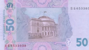 Kiev 'deki tarihi Central Rada binasının yer aldığı Ukrayna 50 Hryvnia ters tarafının dinamik zoom görüntüsü, ayrıntılı neoklasik mimari ve süs tasarım unsurları sergileniyor