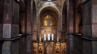 Kyiv 'deki Aziz Sophia Katedrali' nin içinde altın ikonostaz üzerinde 10. yüzyıl Virgin Orans freski bulunur. Bu Bizans tarzı Ortodoks kilisesi UNESCO 'nun tarihi simgesidir.