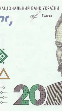 UAH banknotlarından oluşan dikey video panoramasında Ukrayna Ulusal Bankası başlığı, güvenlik unsurları ve banknot numarasının yeşil renk şeması ile gösterilmesi, Ukrayna para birimi özgünlüğünü gösteriyor