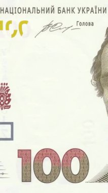 Ukrayna 100 Hryvnia banknotunun dikey yakın plan fotoğrafı detaylı güvenlik özelliklerini, koruyucu unsurları ve özgün ulusal para biriminde belirgin kırmızı sayı dizaynını gösteriyor