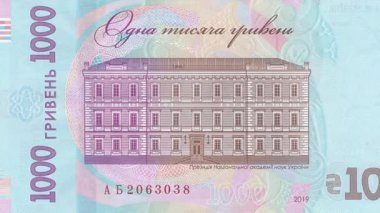 Ulusal Bilim Akademisi başkanlık binasının yer aldığı Ukrayna 1000 Hryvnia ters tarafının dinamik zoom görüntüsü, klasik mimari ve koruyucu tasarım unsurlarını sergiliyor