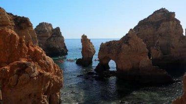 Lagos yakınlarındaki Ponta da Piedade 'de altın kireçtaşı oluşumları, Portekiz' in doğal kemerleri ve Atlantik erozyonu tarafından oyulmuş deniz yığınları, turkuaz suların kıyılarda kayalıklarla buluştuğu yerde muhteşem jeolojik harikalar yaratıyor.