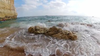 Güçlü Atlantik dalgaları Portekiz 'in kayalık kıyı şeridine çarpar ve olağanüstü beyaz su sıçratır ve yavaş çekimde çekilen sprey doğanın ham enerjisini ortaya çıkarır.