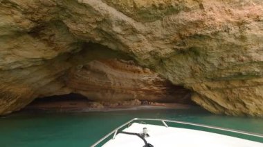 Portekiz, Algarve 'deki Benagil Sahili' nde şaşırtıcı bir doğal deniz mağarası. Bu muhteşem jeolojik harikayı keşfetmek için turne teknelerinin doğal kemerlerden geçtiği dramatik kaya oluşumları ve gök mavisi suları sergiliyor.