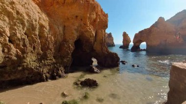 Portekiz, Lagos yakınlarındaki Ponta da Piedade 'de nefes kesen doğal altın kemer oluşumları. Burada dramatik kireçtaşı uçurumları Atlantik' in kristal berraklığında turkuaz sularıyla manzaralı Algarve kıyı şeridi boyunca buluşuyor.