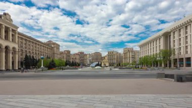 Kyiv 'deki Independence Meydanı' nın çarpıcı sineması mavi gökyüzünde hareket eden bulutları içerirken, tarihi mimari ve plaza hareketsiz kalıyor ve büyüleyici bir görsel karşıtlık yaratıyor.