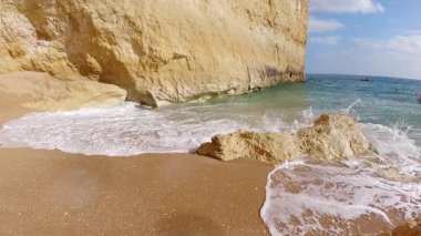 Algarve Portekiz 'in tenha sahillerindeki altın kireçtaşından kayalara vuran dalgaların büyüleyici yavaş çekim görüntüleri engebeli kıyı şeridinin turkuaz Atlantik sularıyla buluştuğu doğal güzellikleri gözler önüne seriyor.