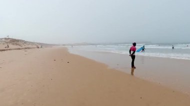 Portekiz, Peniche 'nin el değmemiş altın kıyı şeridi boyunca hareket eden büyüleyici bir hiperhız sahnesi, ufukta uzanan güzel kıyı manzaralarıyla kumlara vuran ritmik Atlantik dalgalarını gözler önüne seriyor.