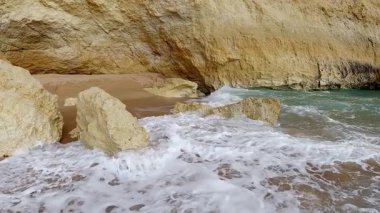 Portekiz 'in Algarve bölgesindeki Benagil Sahili' nde, kristal berrak Atlantik dalgalarının büyüleyici, yavaş çekim görüntüleri su hareketinin hipnotik güzelliğini gözler önüne seriyor. Dalgalar ünlü kireç taşı mağarasına yuvarlanırken.