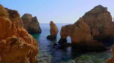 Portekiz 'in en dramatik altın kireçtaşı oluşumlarını gösteren nefes kesici özel hava görüntüleri el değmemiş Algarve kıyı şeridi boyunca gizli mağaralar turkuaz suları ve lüks seyahat promosyonları için mükemmel jeolojik harikalar barındırıyor.