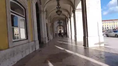 Lizbon, Portekiz - 14 Ekim 2019: Lizbon 'daki Praa do Comrcio' yu çevreleyen tarihi sarı atari salonlarında dinamik bir hiperhız kaybı, beyaz sütunlar ve bu ikonik 18. yüzyılın Portekiz simgelerinin kubbeli tavanlarıyla zarif sütunları yakalamak,