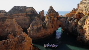 Portekiz, Lagos 'taki dünyaca ünlü Praia da Dona Ana plajının çarpıcı panoramik manzarası el değmemiş kumlu bir körfezi çevreleyen muhteşem altın kireçtaşı kayalıklarını gözler önüne seriyor. 