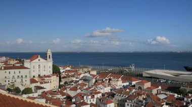 Günbegün büyüleyici zaman çizelgesi, modern apartman kompleksi, dans eden vinçlerle gökyüzü renklerinin değişmesine karşı, derin mavi karanlıktan parlak gün batımına pembe renkli bulutlarla birlikte altın gün batımına kadar.