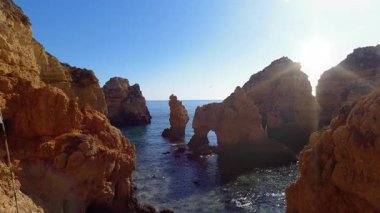 Portekiz 'in altın kireçtaşı oluşumları, doğal deniz kemerleri ve kristal berrak turkuaz sularıyla nefes kesici Algarve sahil şeridini keşfedin. Unutulmaz yaz maceraları ve plaj tatilleri için mükemmel bir yer.