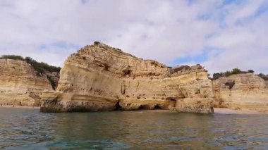 Portekiz 'in güney Algarve kıyı şeridi boyunca turkuaz sulardan yükselen dramatik altın kireçtaşı kayalıklarından nefes kesen manzara milyonlarca yıllık doğal erozyonun muhteşem oluşumlar yarattığını gösteriyor.