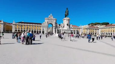 Lizbon, Portekiz - 09 Ekim 2019: Dinamik hiperhızlandırılmış görüntüler Lizbon Ticaret Meydanı 'ndaki görkemli Rua Augusta kemerine yaklaşıyor.