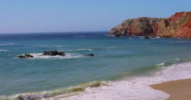  Batı Portekiz 'in nefes kesen kıyı manzarası dramatik kırmızı-turuncu uçurumlar kristal berraklığında turkuaz Atlantik okyanus sularıyla buluşuyor. Sahilde tatil meraklıları için mükemmel bir doğal cennet yaratıyor.