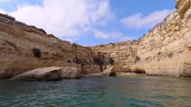 Portekiz 'in Algarve bölgesindeki görkemli kireçtaşından mağaranın içine yerleştirilmiş gözlerden uzak altın kumsal manzarası. Sadece tekneyle ulaşılabilir. Yüzyıllar süren deniz erozyonunun yarattığı doğal mucizeyi gözler önüne seriyor.