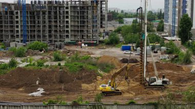 Sondaj kulesi, lüks konut yatırım fırsatları için gayrimenkul ilerlemesini gösteren büyük konut geliştirme sahasında dökme temel inşa gerçekleştirir
