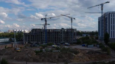 Çoklu kule vinçleri, lüks konut yatırım fırsatları için geniş bir gayrimenkul geliştirme sürecini gösteren yatay zaman perspektifinde büyük konut kompleksi inşa ederler.