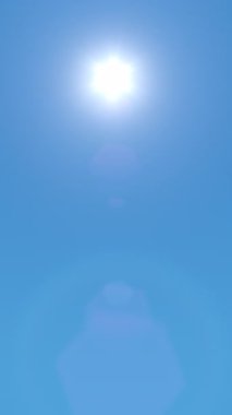 Açık mavi gökyüzünde parlayan mercekli parlak yaz güneşinin dikey videosu, güneş ışığı yansımalarını ve canlı açık hava atmosferini yakalıyor.