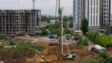 Sondaj kulesi, lüks konut yatırımları için konut geliştirme sürecinin devam ettiğini gösteren yoğun inşaat sahasında kazıcı desteğiyle vakıf yığını çalışmasını tamamladı