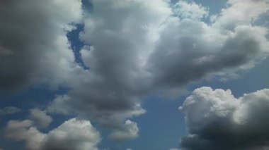 Açık mavi gökyüzünde hızla hareket eden güzel bir zaman çizelgesi. Güneşli bir yaz gününde manzaralı, sakin ve huzurlu bir arka plan.