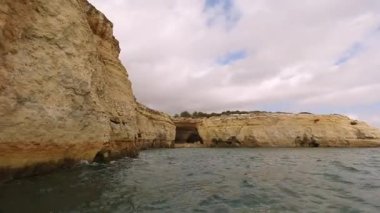 Portekiz kıyı şeridi boyunca yükselen altın kireçtaşı tepelerinin arasına yerleştirilmiş tenha sahil koyunun muhteşem manzarası, tekne gezisinden yakalanmış, sadece sudan ulaşılabilen gizli noktaları ortaya çıkarıyor.