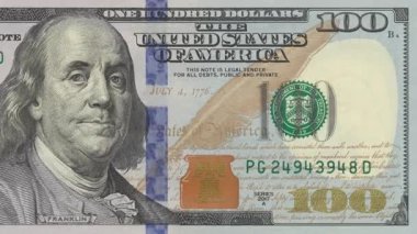 100 dolarlık banknotun Macro animasyonu. Seri numaraları ileri ve geri sayarken diğer elementler yüzer, yazıcı hatasını taklit eder