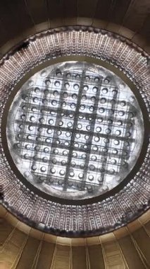 Soyut geometrik kalıplar ve fütüristik aydınlatma ile yaratıcı bir mimari tavanın dikey eğim çekimi lüks bir otel için modern bir iç tasarım konsepti