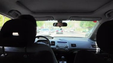 Hareket halindeki bir arabanın içindeki bir şehir trafiğinin hızlandırılmış zaman çizelgesi. Arka koltuktaki POV, güneşli bir günde sürüşün yüksek hızdaki hareketini yakalar