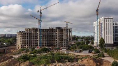 Kule vinçleri olan inşaat alanı, gelişmekte olan modern konut binası, yaz şehri manzarası, mühendislik, ilerleme, panoramik manzara, açık hava, kentsel büyüme