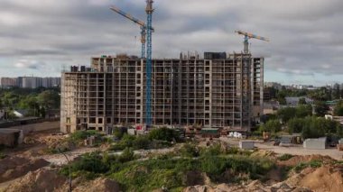 Kule vinçleri ve gelişmekte olan modern yerleşim binaları olan inşaat alanı, yaz şehir manzarası, mühendislik, beton, ilerleme, açık hava