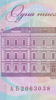 Ulusal Bilimler Akademisi genel merkezinin detaylı mimari görüşü, güvenlik unsurları ve seri numaralarıyla birlikte 1000 UAH banknotunun tersinde yer aldı.