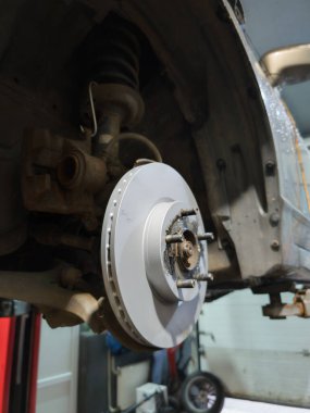 Atölye onarım servisi otomotiv bölümünün yenilenmesinden sonra araba fren diski.