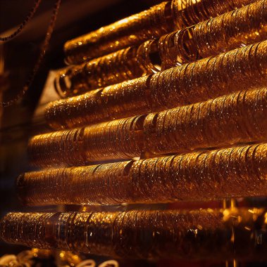 İstanbul, Türkiye, pazardaki altın bilezikler - İstanbul Kapalı Pazarı dünyanın en ünlü doğulu pazarıdır.