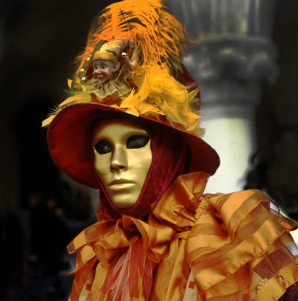 Venice Person Typical Venetian Costume Mask Attends Carnival Venice Italy — стоковое фото