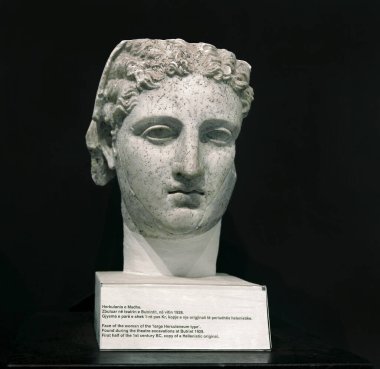 BUTRINT, ALBANIA - Kadının yüzü, Butrint 1928 'deki tiyatro kazılarında bulundu. Butrint Arkeolojik Alanı UNESCO Dünya Mirası Alanıdır