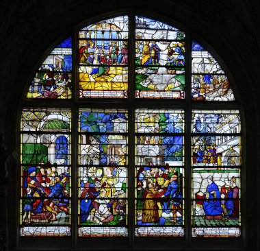 LES ANDELYS, FRANCE - 16. yüzyıl boyalı bardakları, Normandiya 'daki Les Andelys' deki Notre-Dame Koleji Kilisesi 'nin Azizlerin hayatlarını anlatıyor..