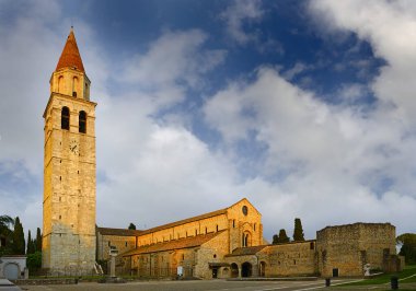 İtalya 'daki Basilica di Aquileia' da çan kulesi. Aquileia, Unesco Dünya Mirası Alanı 'dır.