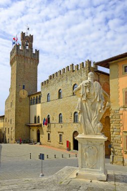 Arezzo, Toskana, İtalya - Özgürlük Meydanı (Piazza della Libert) ve belediye binası