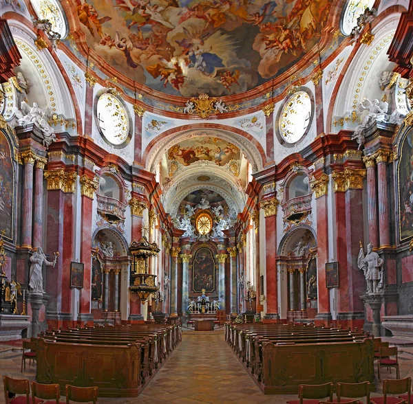 下オーストリアのヴァルトヴィエルテルにあるバロック様式の修道院アルテンブルク教会 — ストック写真