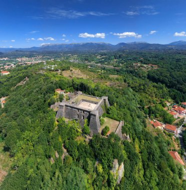 İtalya, Toskana 'daki eski Aulla Brunella kalesi. Brunella Kalesi, Magra ve Aulella nehrinin birleştiği yüksek bir yerden stratejik Aulla köyüne hükmediyor..