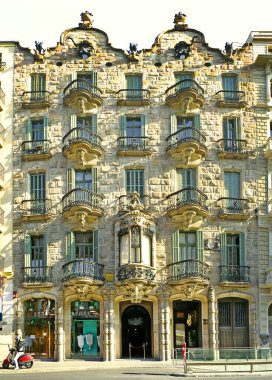 Ev cephesi Casa Calvet, Antonio Gaudi tarafından Barcelona, Katalonya, İspanya 'da tasarlandı. UNESCO 'nun Dünya Mirası Alanında Antonio Gaudi' nin Çalışmaları