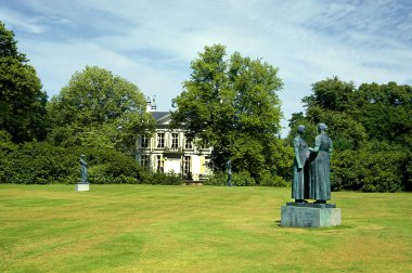 Charles Leplae 'den Twe zwangere vrouwen 1952-1953 (İki Hamile Kadın) heykeli. Middelheim Açık Hava Heykel Müzesi, Belçika, Antwerp 'teki Middelheim Nachtegalen Parkı' nın heykel parkı.