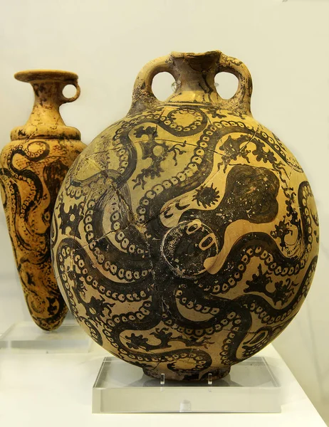 タコやイルカで飾られた粘土船 イラクリオン考古学博物館は ミノア文明 クレタ島 ギリシャの遺物の最も注目すべきコレクションが含まれています — ストック写真