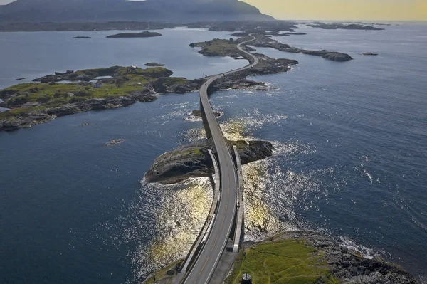 Dünyaca Ünlü Atlantik Karayolu Köprüsü Atlanterhavsvegen Norveç Dağları Üzerinde Inanılmaz — Stok fotoğraf